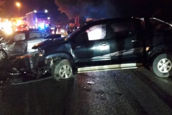 Dua anggota polis parah, kereta peronda bertembung Hilux