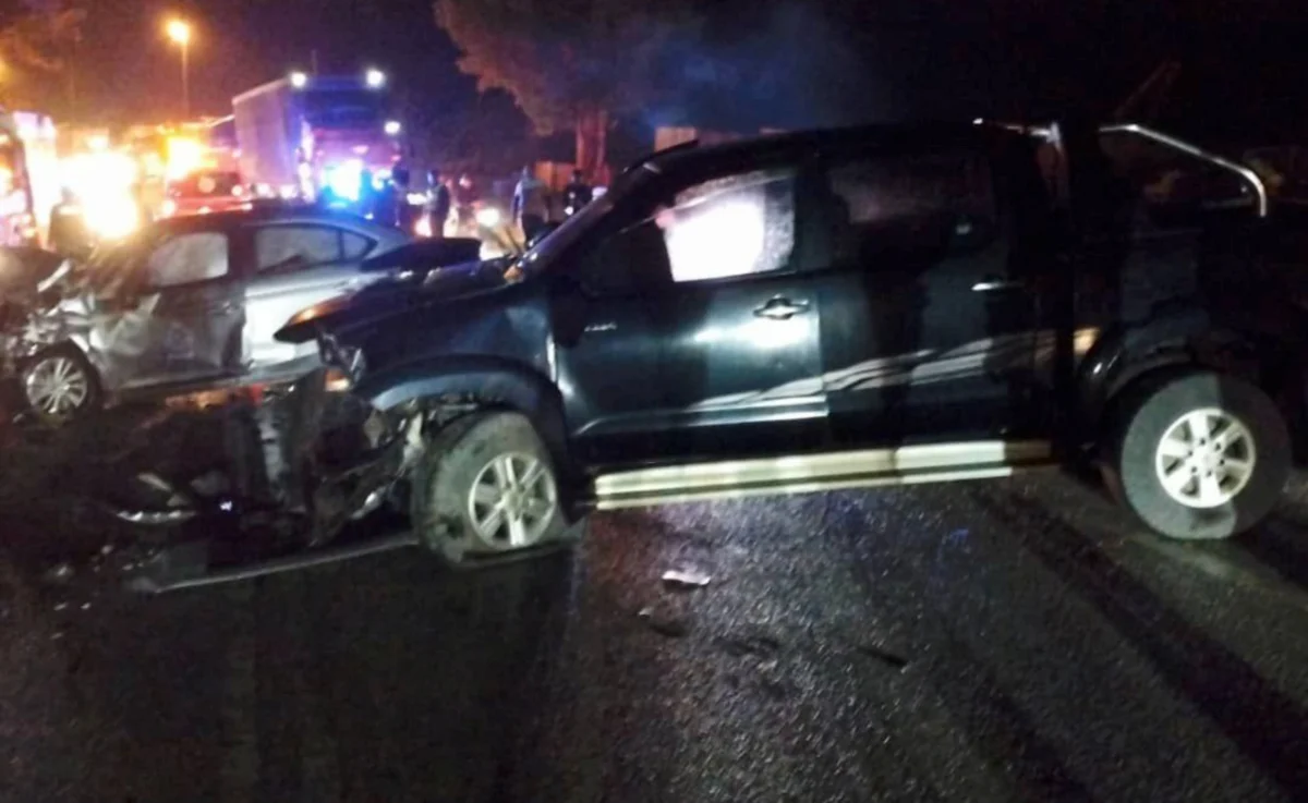 Dua anggota polis parah, kereta peronda bertembung Hilux
