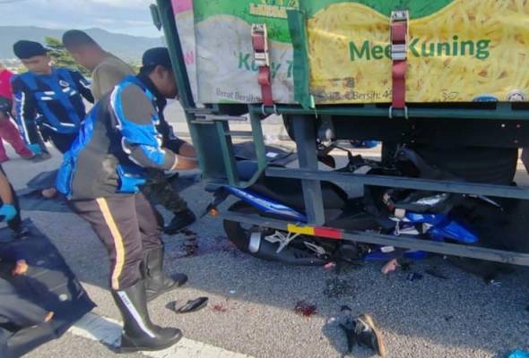 Tiga beranak maut, bayi setahun selamat dalam kemalangan di Lebuhraya DUKE