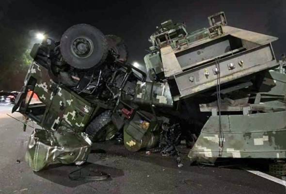 Trak ATM bawa kenderaan perisai terbabas akibat jalan licin, basah - Polis