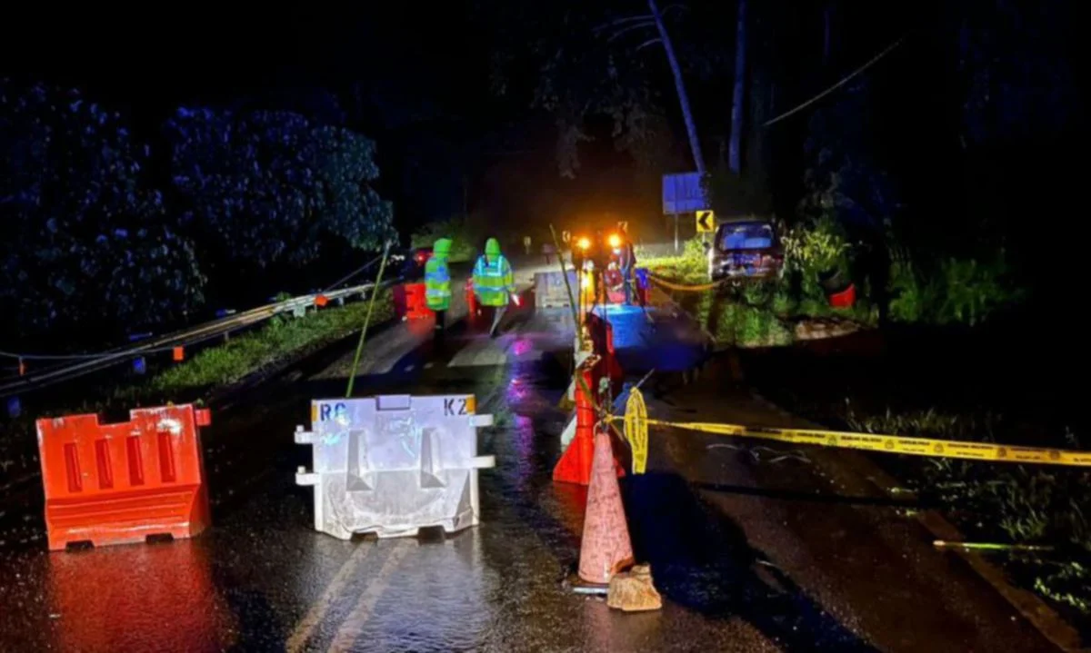 Tanah runtuh, Jalan Gua Musang-Jeli ditutup