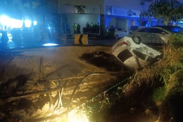 Kereta jatuh tebing akibat tanah runtuh di Pandan Indah