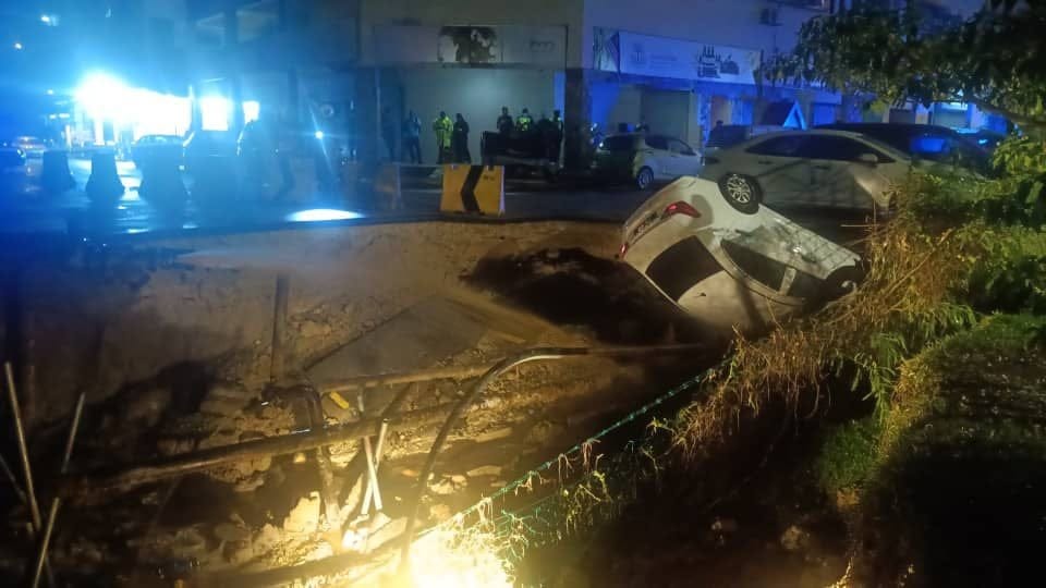 Kereta jatuh tebing akibat tanah runtuh di Pandan Indah