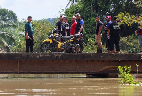Banjir: Lelaki dikhuatiri lemas selepas motosikal dihanyutkan arus di Felda Kerteh 3