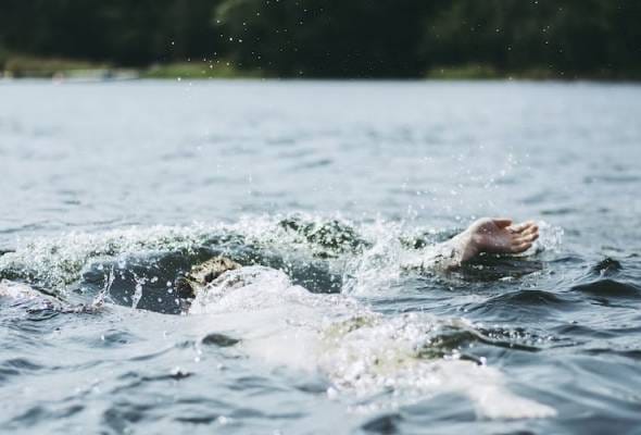 Lelaki dikhuatiri lemas ketika memukat ikan