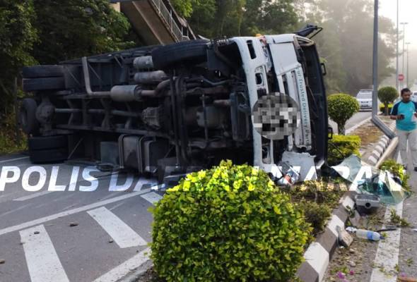 Lori kontena terbalik, laluan terhalang di KM74 Jalan Kuantan-Kuala Lumpur
