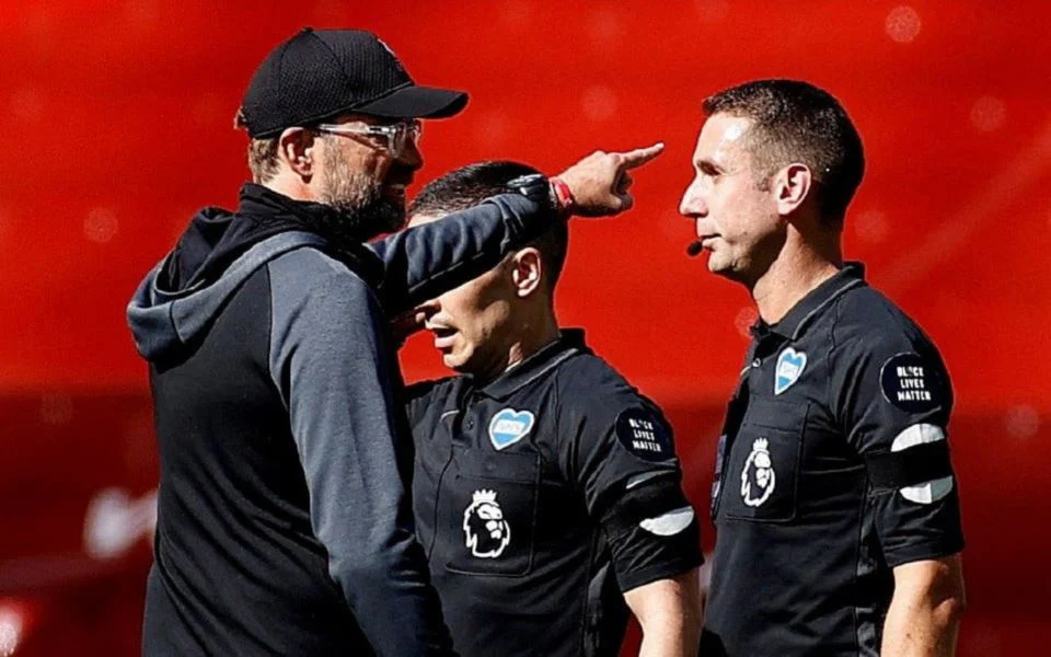 PGMOL pecat pengadil kontroversi, Coote