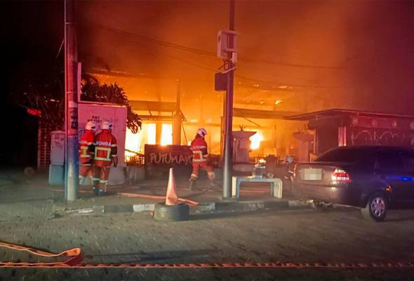 Restoran di Pantai Chenang musnah terbakar