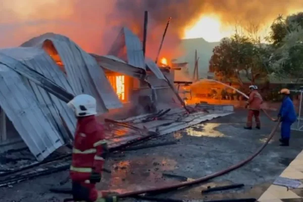 Rumah Naib Ketua Bahagian Umno Kalabakan musnah terbakar