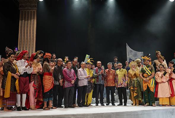 PM luang masa tonton pementasan teater Sirih Bertepuk, Pinang Menari