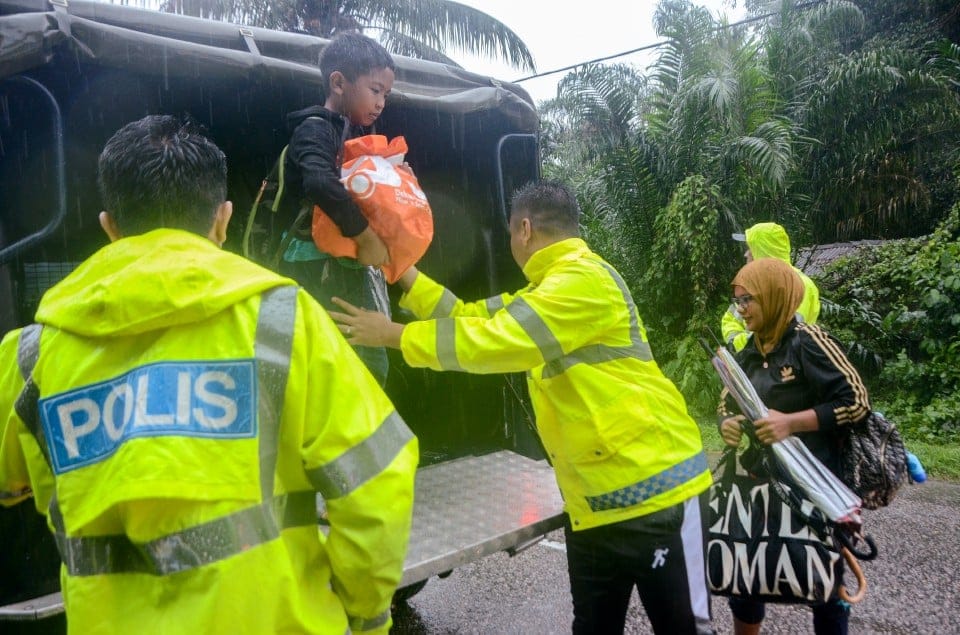 Tanah runtuh, jalan terputus di Machang akibat banjir