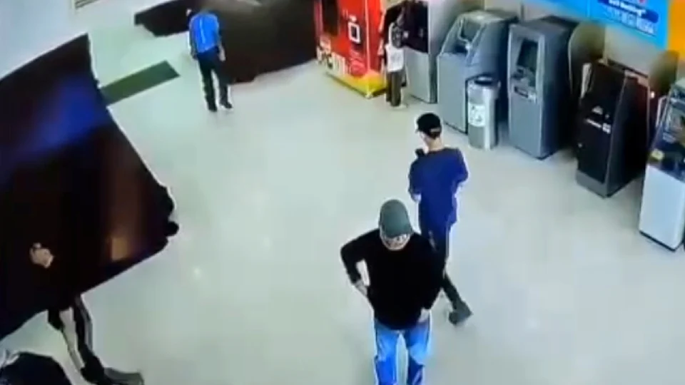 3 lelaki larikan mesin ATM jongkong emas ditahan