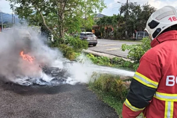 Wanita bakar motosikal direman 3 hari