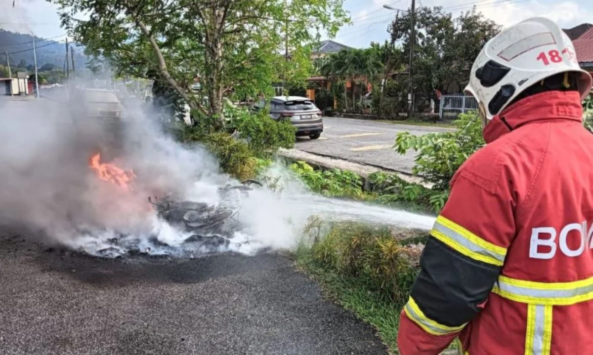 Wanita bakar motosikal direman 3 hari