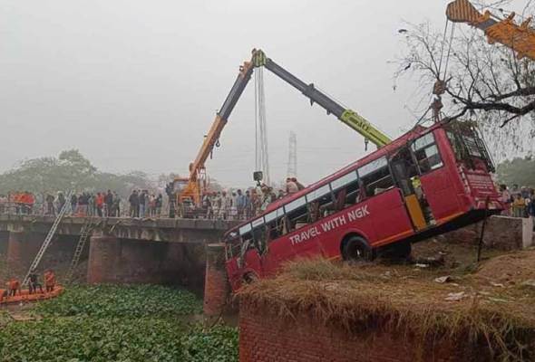 8 maut selepas bas jatuh dari jambatan di Punjab, India