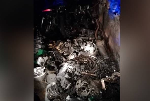 12 motosikal musnah terbakar di Parit