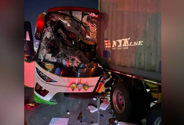 Bas persiaran rempuh treler di Sungai Bakap, 26 cedera termasuk pemandu