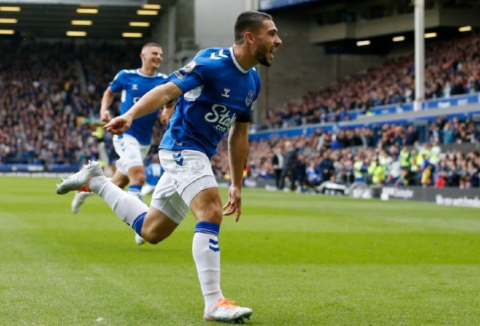 Dyche tidak peduli sindiran Maupay