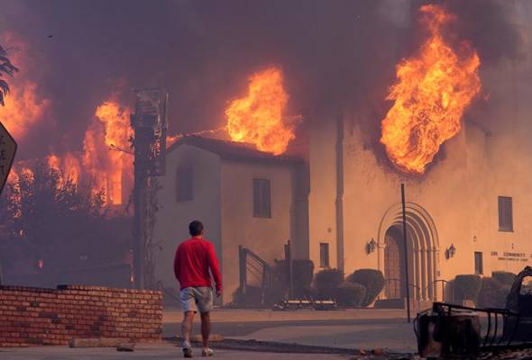 Kebakaran hutan makin buruk di Los Angeles, ragut dua nyawa