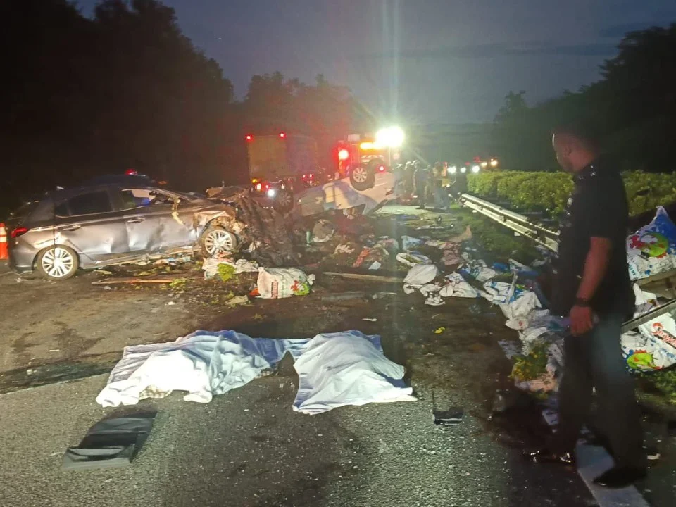 Tiga maut, enam parah lori terbabas rempuh empat kenderaan