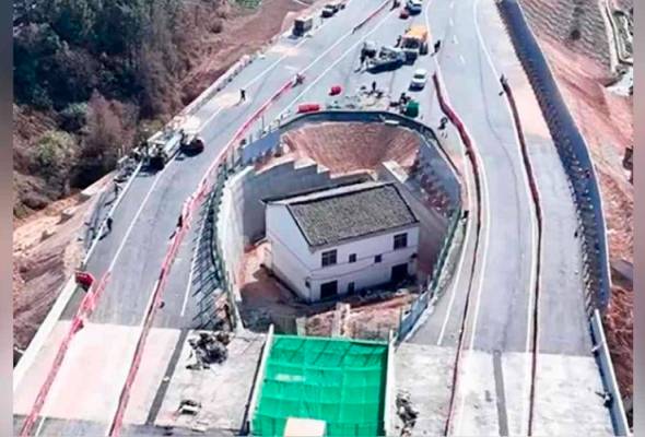 Rumah dikelilingi lebuh raya kerana pemilik keras kepala