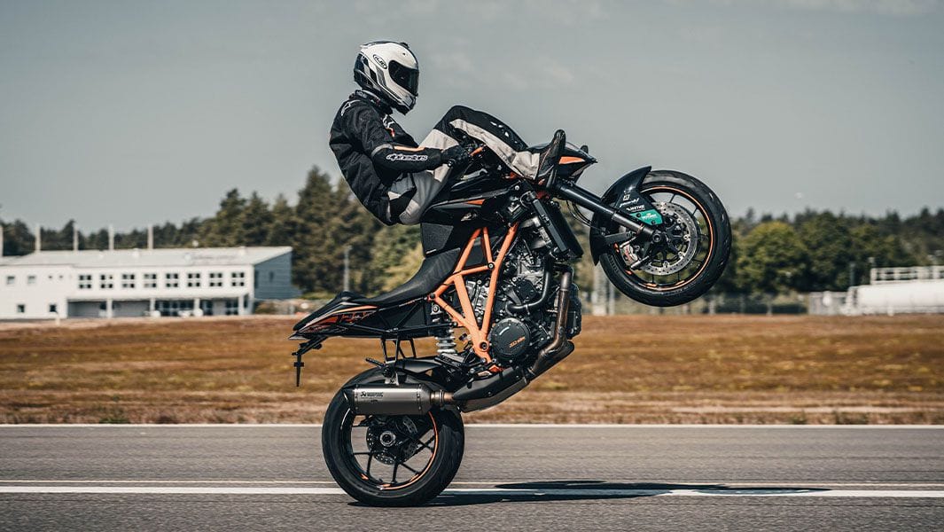 Pelumba buat aksi ‘wheelie’ dengan kelajuan 202.67 kilometer sejam