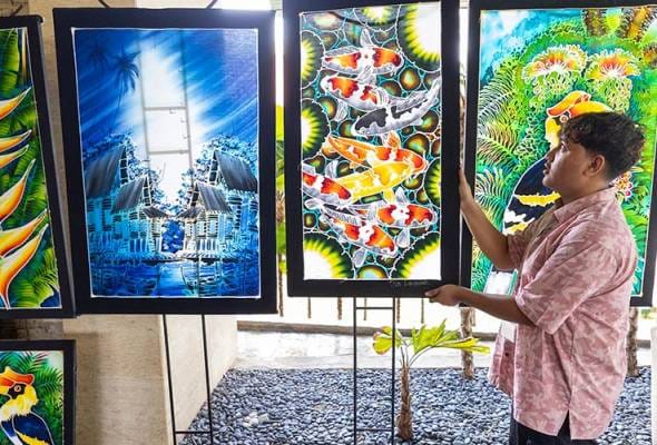 Seni batik dan ukiran kayu: Usaha kreatif pupuk perpaduan ASEAN