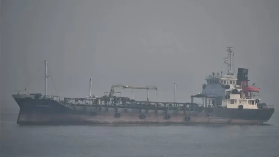 Kapal tangki karam di perairan Singapura, 8 kru berjaya diselamatkan