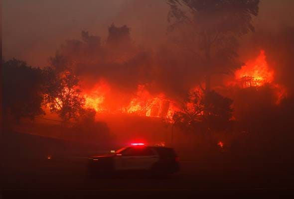 Kebakaran hutan landa Los Angeles, 30,000 penduduk dipindahkan