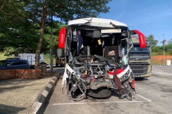 12 mangsa cedera, bas ekspres terlibat kemalangan dengan lori tangki