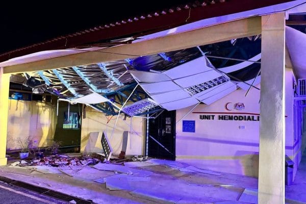 Bumbung Pusat Dialisis Hospital Lati runtuh