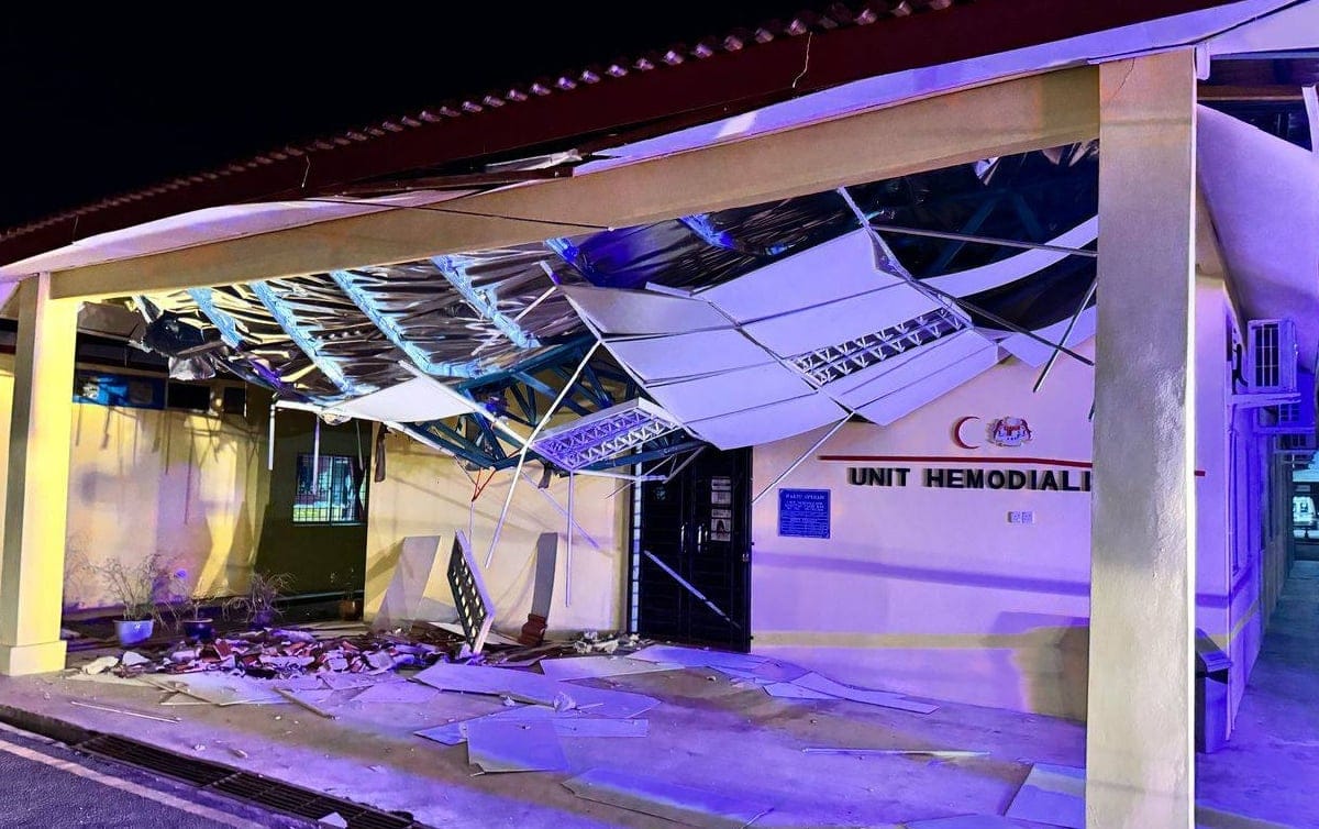 Bumbung Pusat Dialisis Hospital Lati runtuh