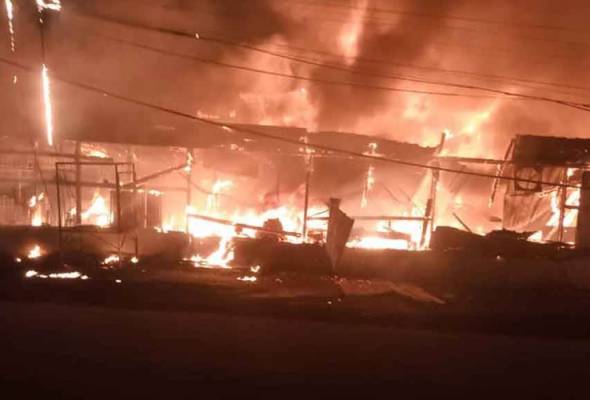 Dua kedai makan, sebuah kedai runcit terbakar