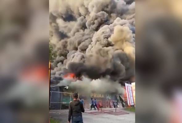 Kilang karpet di Nilai 3 musnah terbakar