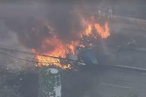 Pesawat berdentum rempuh bas, 2 terbunuh