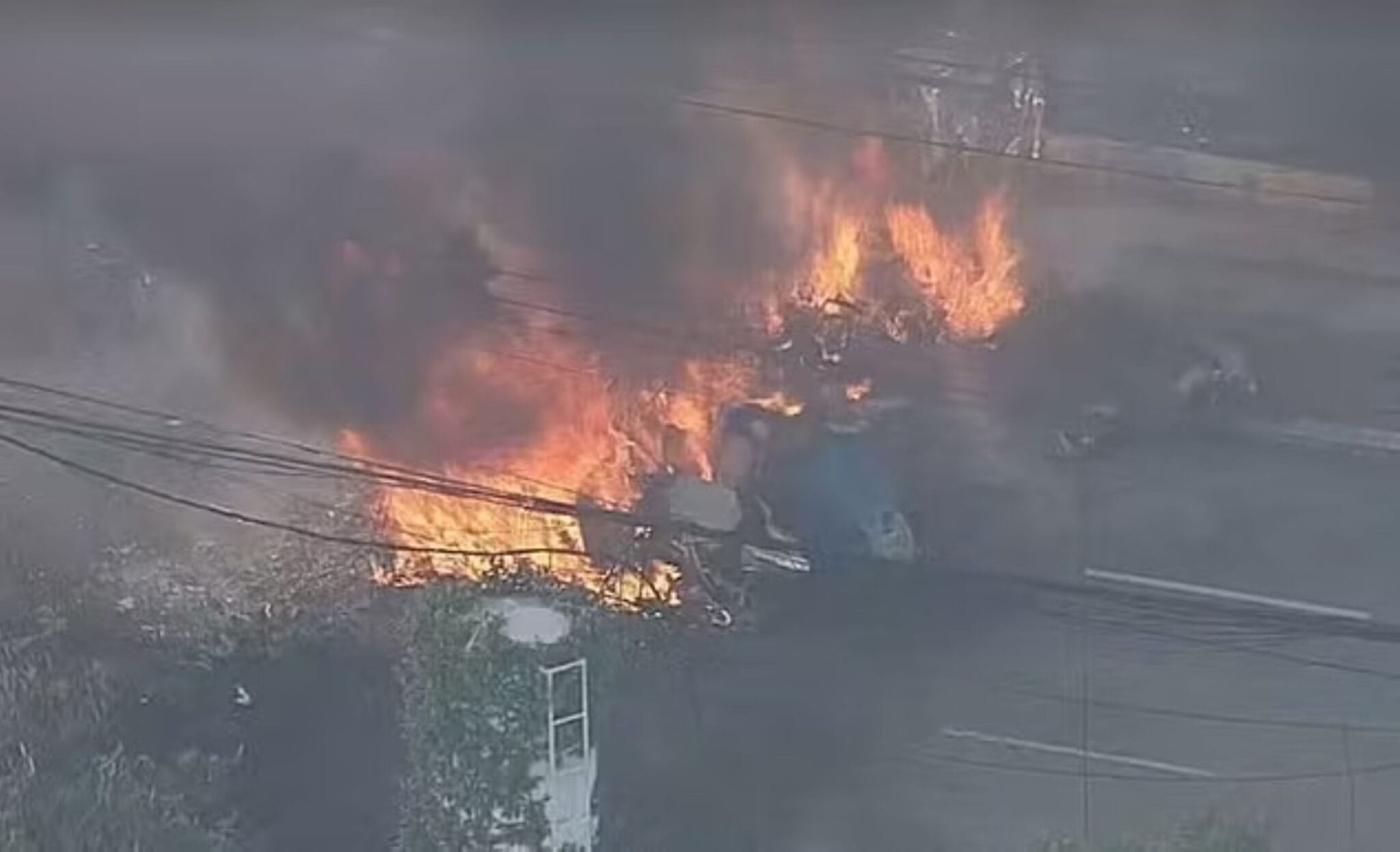 Pesawat berdentum rempuh bas, 2 terbunuh