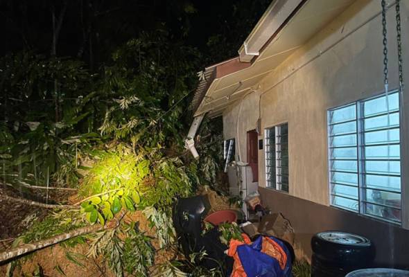 Empat keluarga cemas, ruang tamu, bilik utama dihempap tanah runtuh