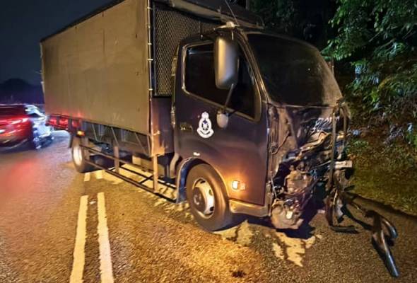 Anggota polis terlibat kemalangan selamatkan pemandu daripada terbakar