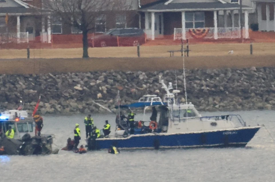 Usaha mencari mayat pesawat terhempas di Washington diteruskan