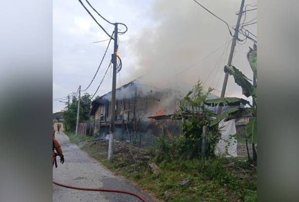 Kuarters KTMB, kereta, motosikal terbakar di Batu Gajah