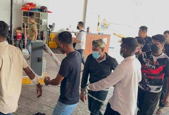 Enam lelaki merusuh guna topi keledar didakwa