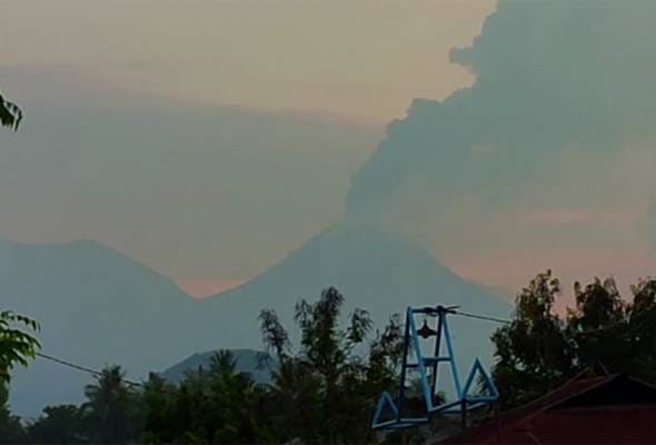 Letusan Gunung Lewotobi: Indonesia pindahkan 250 keluarga ke rumah sementara