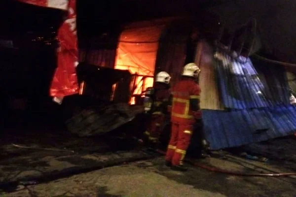 40 motosikal, kereta, 3 premis musnah dalam kebakaran di Sentul