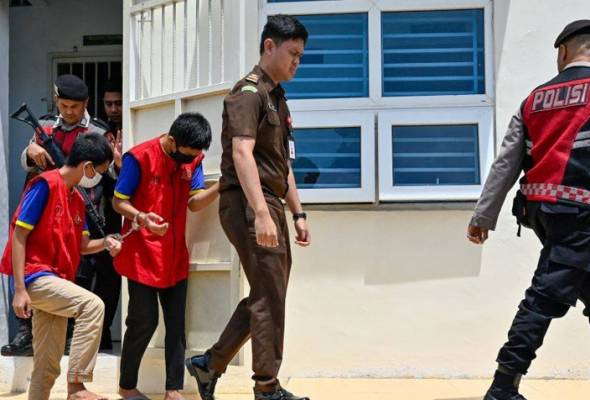 2 penuntut universiti laku hubungan sejenis dihukum sebat secara terbuka di Aceh
