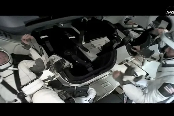 Angkasawan NASA 'Butch dan Suni' kembali ke Bumi selepas 'misi 9 bulan'