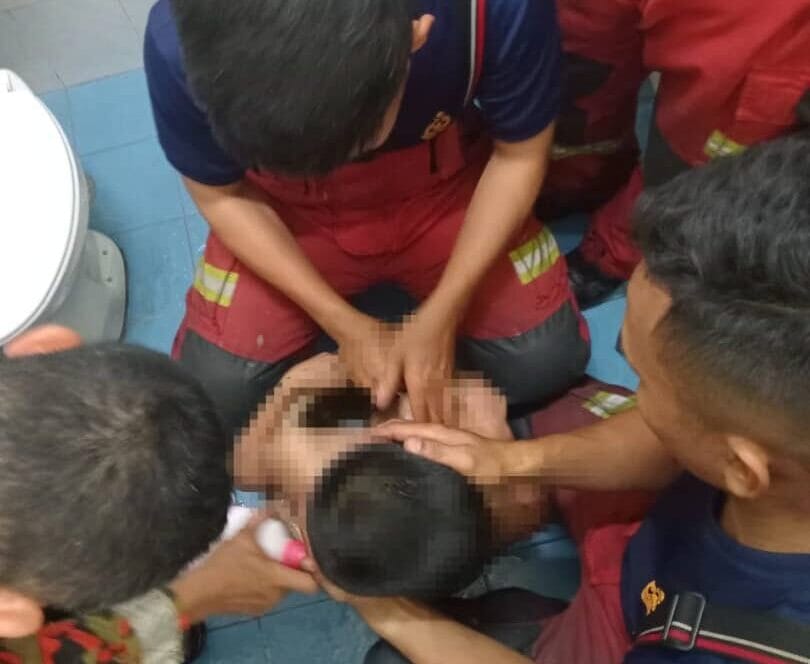 Budak lapan tahun tersangkut dalam tempayan