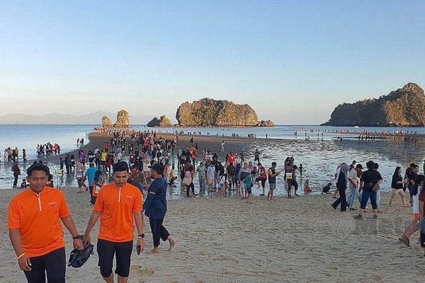 Fenomena 'laut terbelah' gamit 3,500 pengunjung