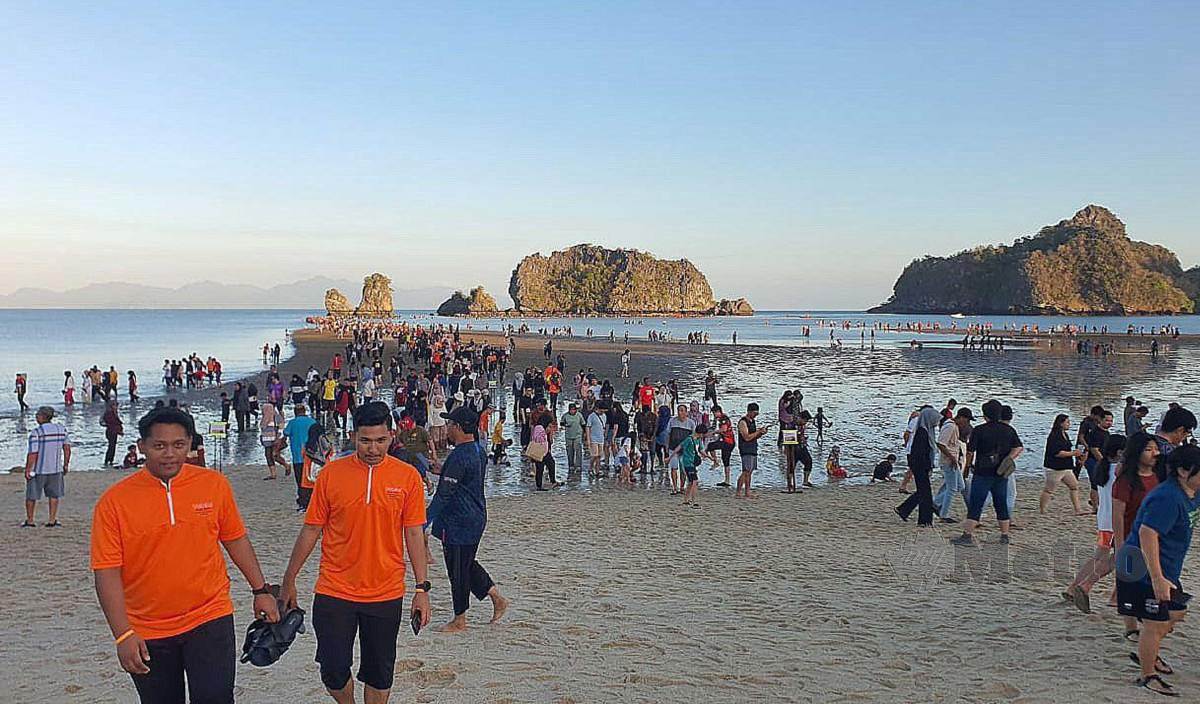 Fenomena 'laut terbelah' gamit 3,500 pengunjung