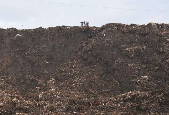 Gunung sampah Ghazipur hampir setinggi Taj Mahal