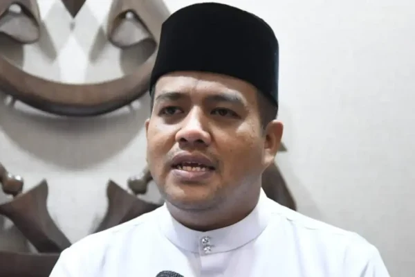 Tunjuk slip RM10 juta masuk akaun Akmal, cabar Pemuda UMNO Tunjuk slip RM10 juta masuk akaun Akmal, cabar Pemuda Umno